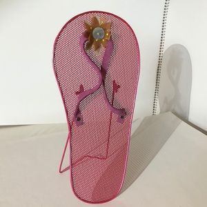 Pink flip flop earring tree